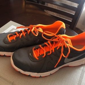 Men’s Nike tennis shoes